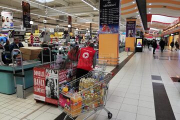 Crucea Roșie colectează alimente neperisabile pentru persoanele nevoiașe