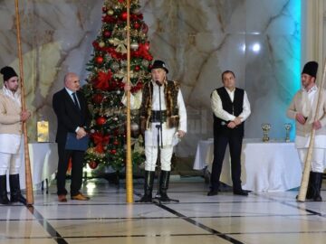 Creatorul de buciume Stelu Erhan și buciumașii de la poalele Rarăului foto Cosmin Romega