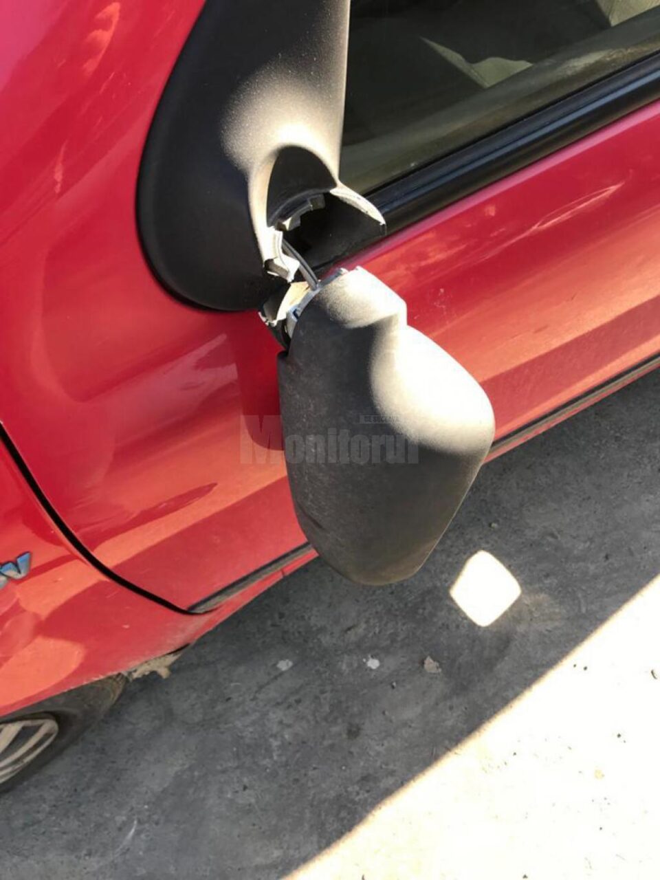 Una dintre oglinzile auto distruse de cei doi