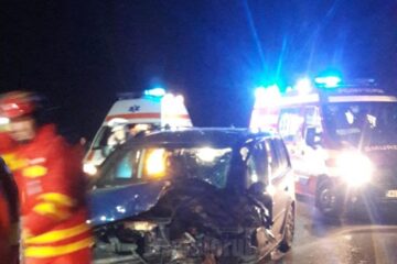 Una dintre mașinile implicate în accident