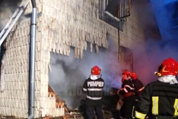 În timpul intervenției, în dormitorul locuinței a fost găsit corpul neînsuflețit al proprietarei în vârsta de 77 de ani