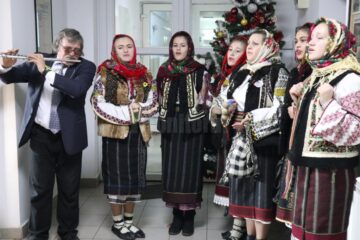 Grupul ”Flori de Mălin” a colindat Monitorul de Suceava