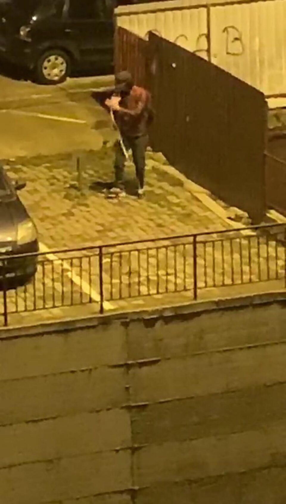 Hoț filmat în timp ce fura instalații luminoase pentru Crăciun de la blocurile noi de la Nordic