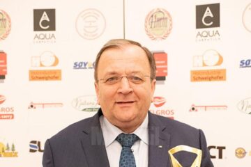 Gheorghe Flutur la „Gala Top 10 Suceveni”, în cadrul căreia a primit o diplomă și un trofeu pentru deblocarea și semnarea cel mai mare contract de finanțare din fonduri europene din județul Suceava. Foto: Artistul