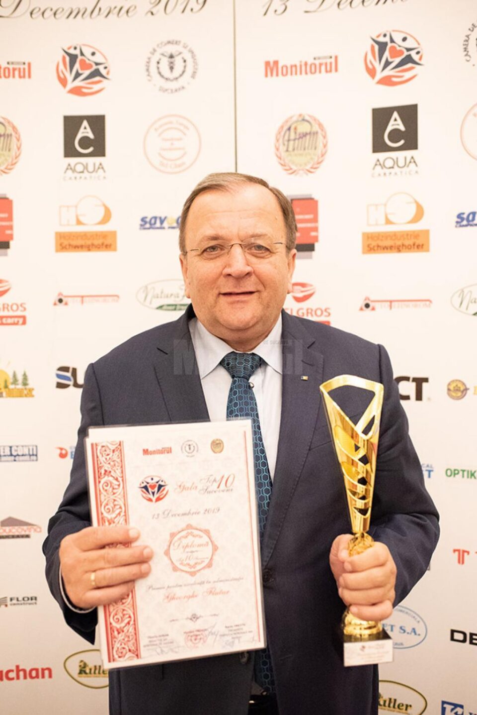 Gheorghe Flutur la „Gala Top 10 Suceveni”, în cadrul căreia a primit o diplomă și un trofeu pentru deblocarea și semnarea cel mai mare contract de finanțare din fonduri europene din județul Suceava. Foto: Artistul