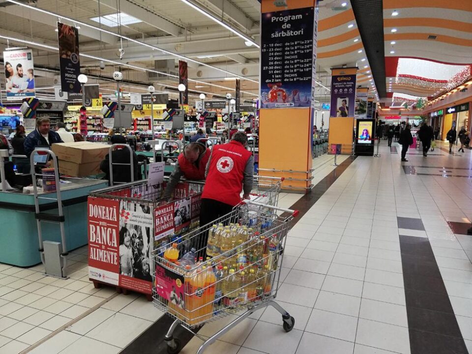 Crucea Roșie colectează alimente neperisabile pentru persoanele nevoiașe