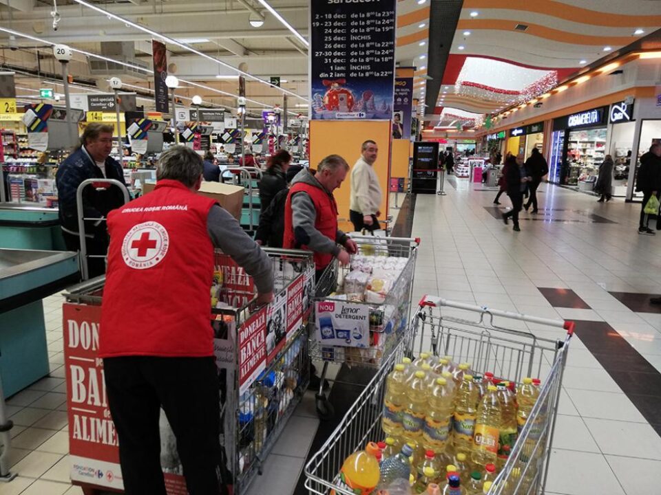Crucea Roșie colectează alimente neperisabile pentru persoanele nevoiașe