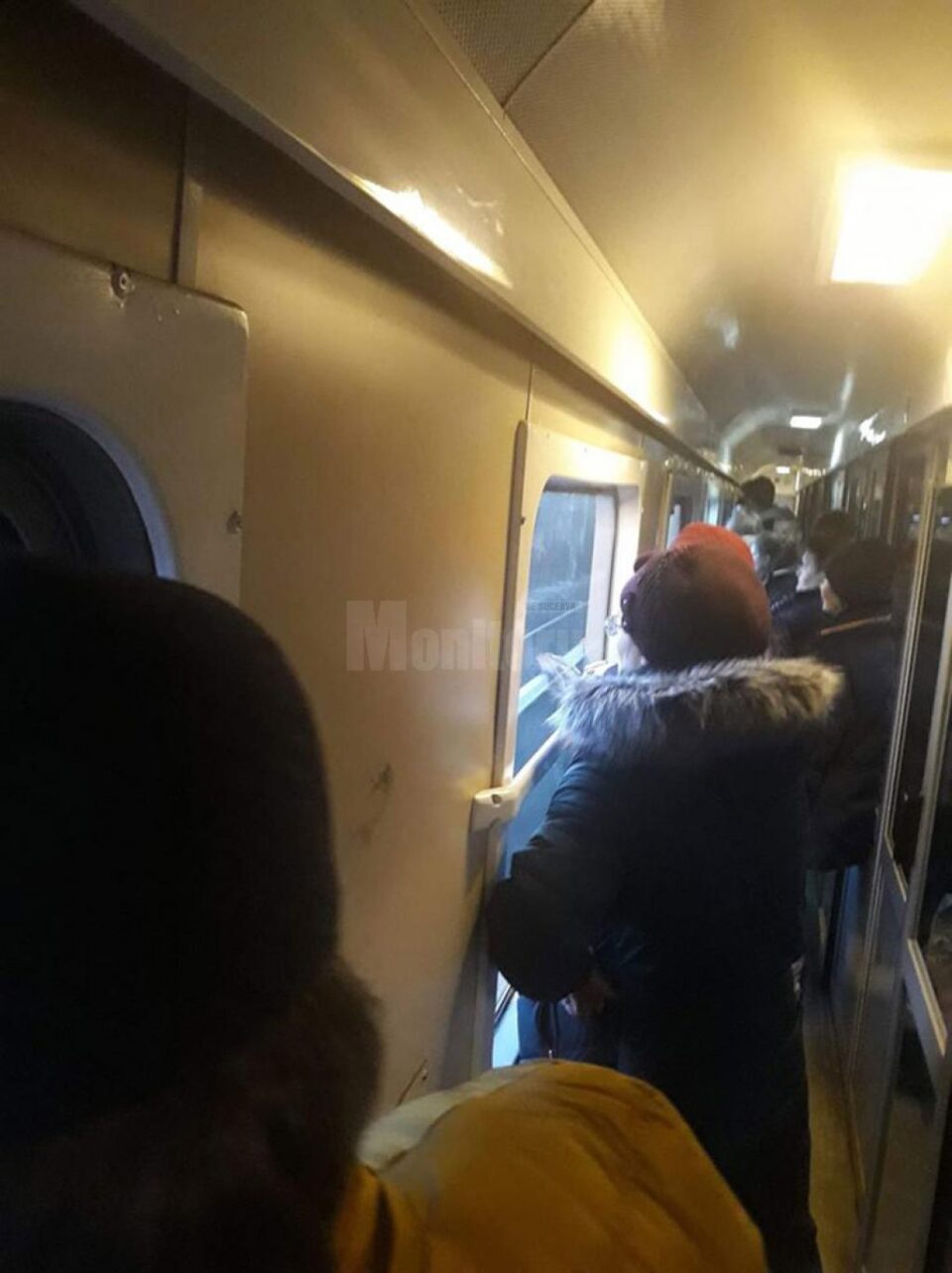 Călători în picioare în trenul de Putna