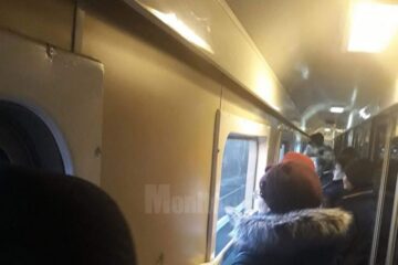 Călători în picioare în trenul de Putna