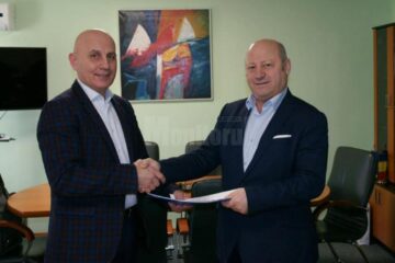 Ilie Boncheș si Vasile Asandei au semnat contractul de finanțare pentru construcția a 90 de apartamente sociale