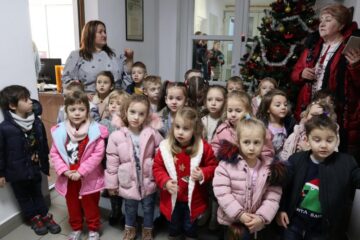 „Greierașii” de la Grădinița cu Program Prelungit „Gulliver” au colindat redacția Monitorului de Suceava