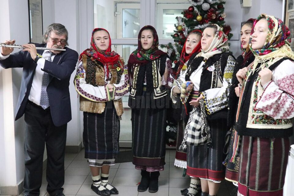 Grupul ”Flori de Mălin” a colindat Monitorul de Suceava