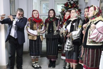 Grupul ”Flori de Mălin” a colindat Monitorul de Suceava
