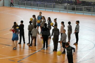 „Și moșul joacă baschet”, vineri, pentru copiii defavorizați din două școli sucevene