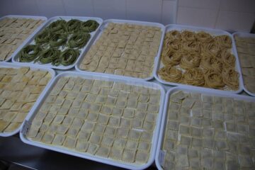 Oferte proaspete și accesorii gastronomice oferite în magazinul firmei „Pasta Buonissima”