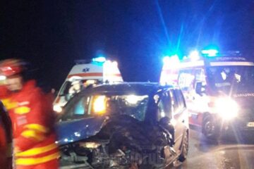 Cele două autoturisme implicate în accident