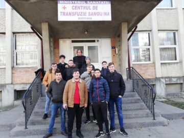 Elevii donatori și profesorul lor, Bogdan Dumitriu