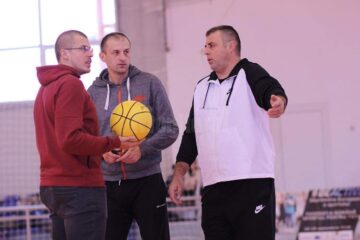 „Și moșul joacă baschet”, vineri, pentru copiii defavorizați din două școli sucevene
