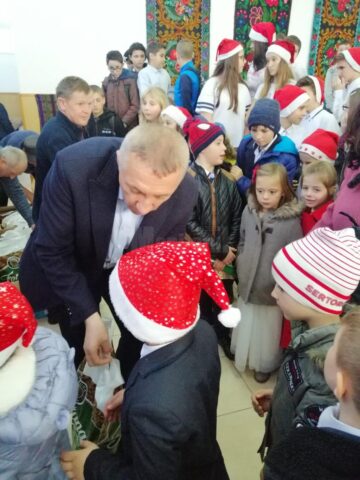 Moș Crăciun a venit în avans pentru copiii din Moara