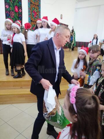 Moș Crăciun a venit în avans pentru copiii din Moara