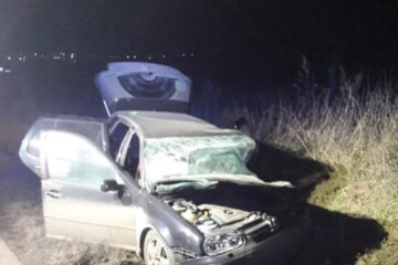 Mașina lovită violent, în care se aflau cele două tinere și copiii răniți