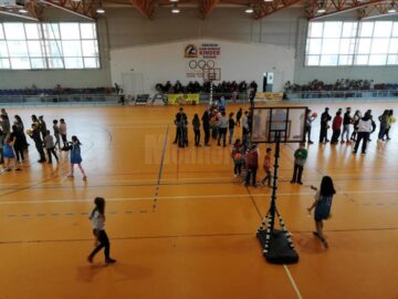 „Și moșul joacă baschet”, vineri, pentru copiii defavorizați din două școli sucevene