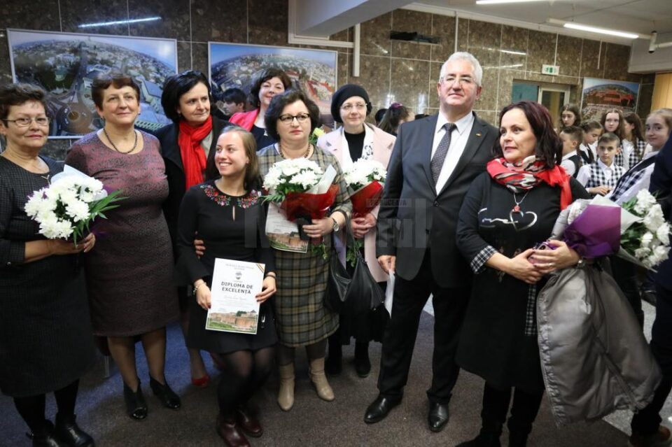 Primarul Ion Lungu a premiat cei 35 de elevi olimpici și 26 de profesori îndrumători, înaintea ultimei ședințe de Consiliu Local de anul acesta 5