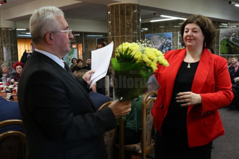 Primarul Ion Lungu a premiat cei 35 de elevi olimpici și 26 de profesori îndrumători, înaintea ultimei ședințe de Consiliu Local de anul acesta 2