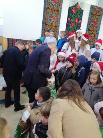 Moș Crăciun a venit în avans pentru copiii din Moara