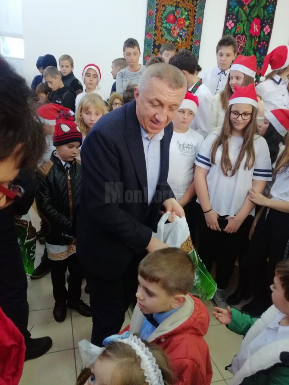Primarul Eduard Dziminschi a împărțit 500 de cadouri cu dulciuri, sucuri și produse alimentare destinate celor mici Primarul Eduard Dziminschi a împărțit 500 de cadouri cu dulciuri, sucuri și produse alimentare destinate celor mici