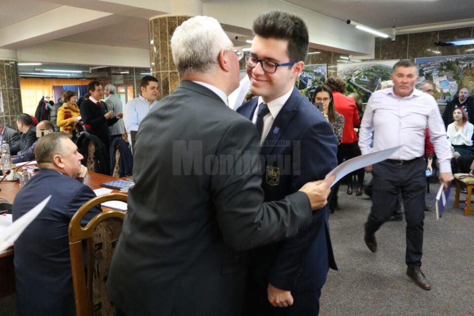 Primarul Ion Lungu a premiat cei 35 de elevi olimpici și 26 de profesori îndrumători, înaintea ultimei ședințe de Consiliu Local de anul acesta 4