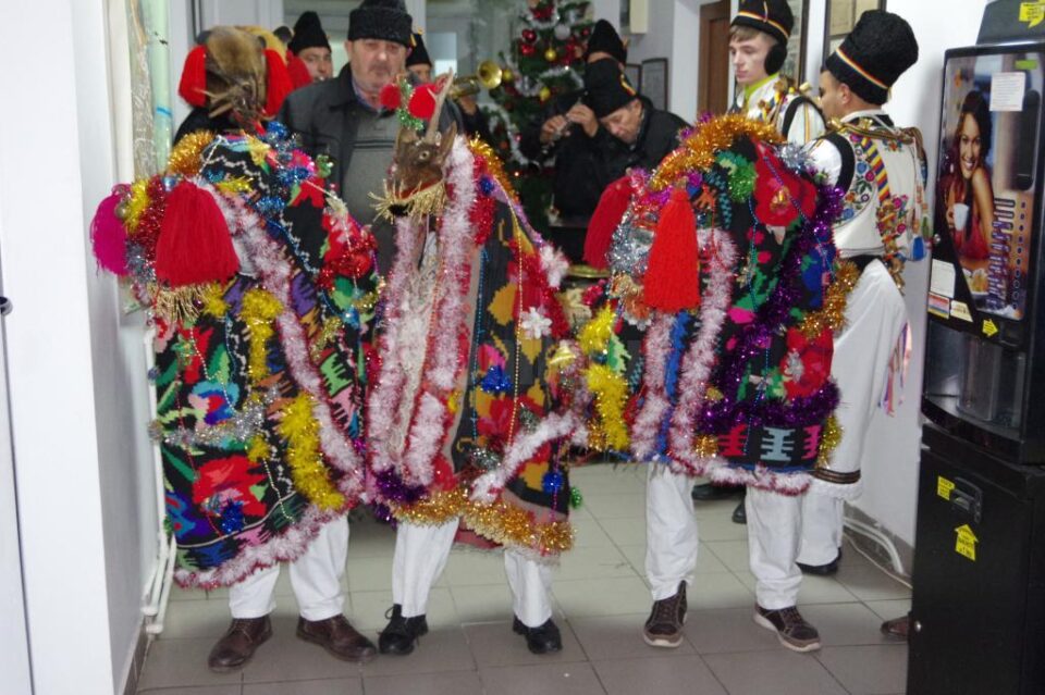 Redacția Monitorului de Suceava a fost colindată vineri de un grup de tineri din Fântânele