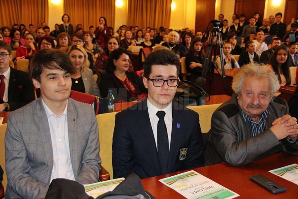 Olimpicii internaționali Dragoș Sîrghi și David Turturean, alături de profesorul Sorin Golda