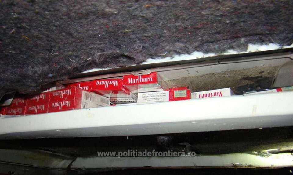 Microbuz cu „plafon de tutun”, confiscat în PTF Siret