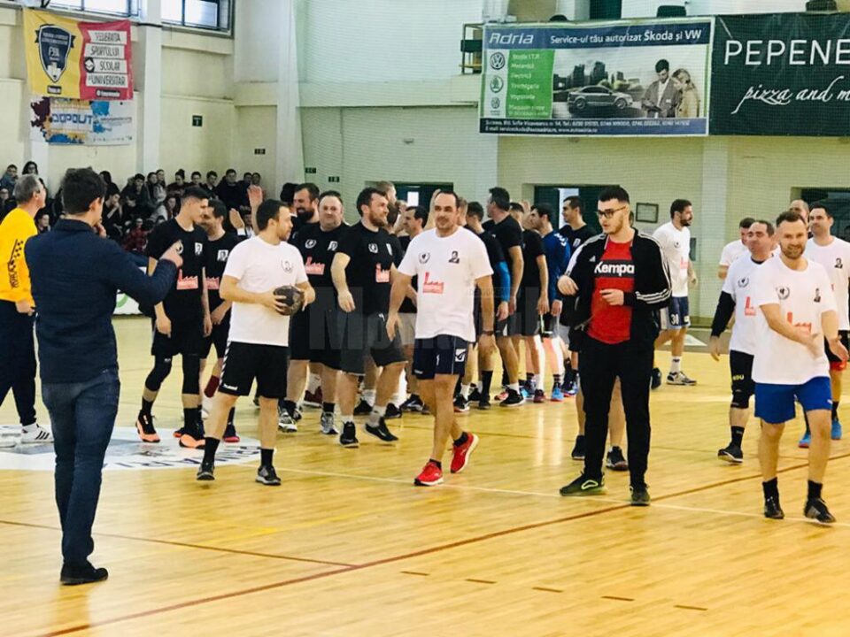 Prieteni, foști colegi și elevi s-au întâlnit în sala LPS pentru a cinsti memoria lui Dumitru Bernicu Prieteni, foști colegi și elevi s-au întâlnit în sala LPS pentru a cinsti memoria lui Dumitru Bernicu