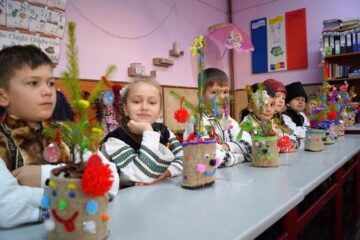 Copiii din Moldovița au împodobit puieții de brad pe care îi vor planta în primavară, să crească mari