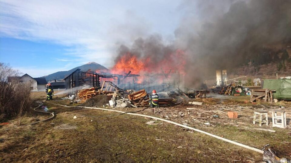 Pagube mari după un incendiu la o magazie cu mobilier