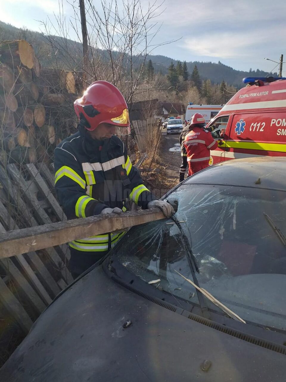 Mașina în care se afla copilul a intrat violent într-un gard Mașina în care se afla copilul a intrat violent într-un gard