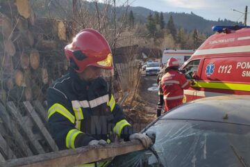 Mașina în care se afla copilul a intrat violent într-un gard