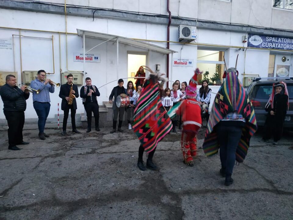 „Monitorul de Suceava”, colindat și urat de elevii din Bănești