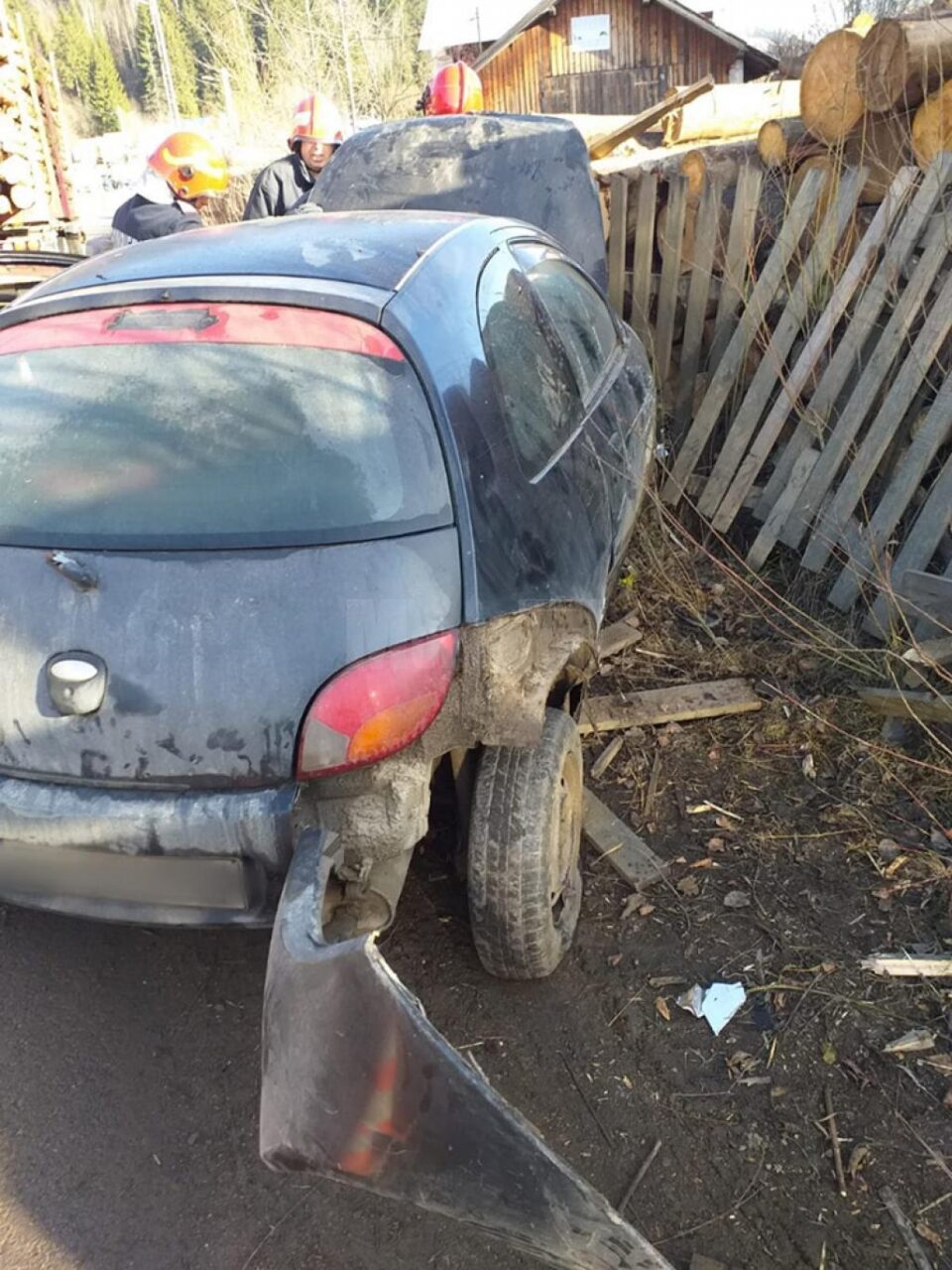 Mașina în care se afla copilul a intrat violent într-un gard