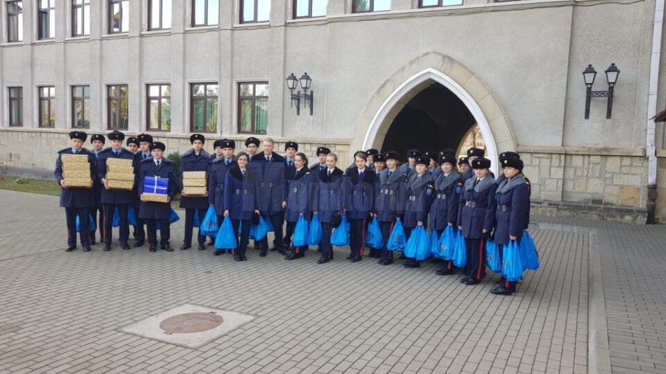 Elevii Colegiului Național Militar, implicați în campania caritabilă Shoe Box
