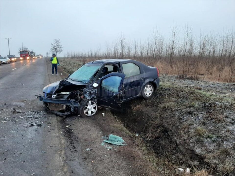 In urma impactului, autoturismul Logan a fost grav avariat iar soferul a ramas incarcerat