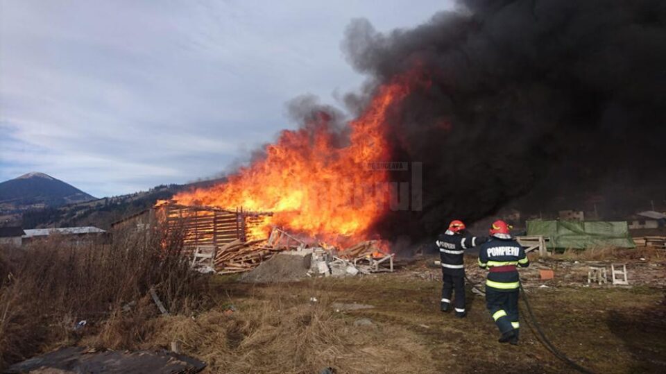 Incendiul a fost violent, arzând bunuri de valoare din interior
