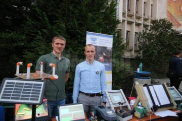 Doi studenți și-au donat bursele și au dotat mai multe licee cu kituri de robotică