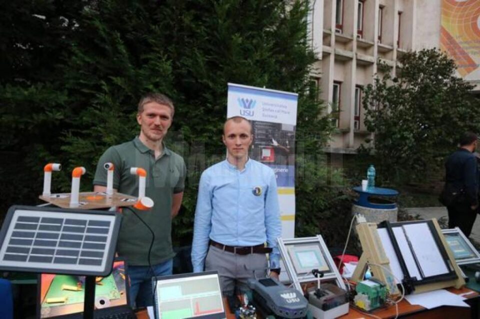 Doi studenți și-au donat bursele și au dotat mai multe licee cu kituri de robotică