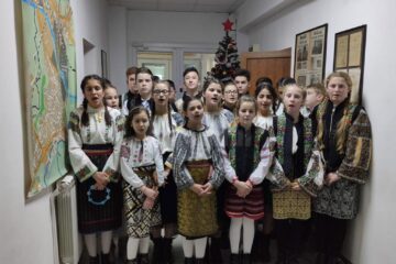 Colindători de la Școala ”Constantin Morariu” Pătrăuți, la sediul Monitorul de Suceava