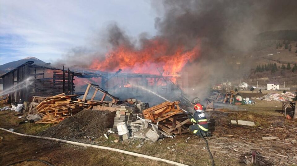 Pagube mari după un incendiu la o magazie cu mobilier