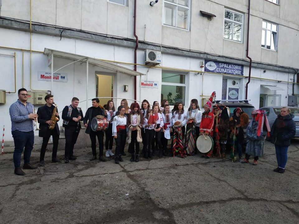 „Monitorul de Suceava”, colindat și urat de elevii din Bănești
