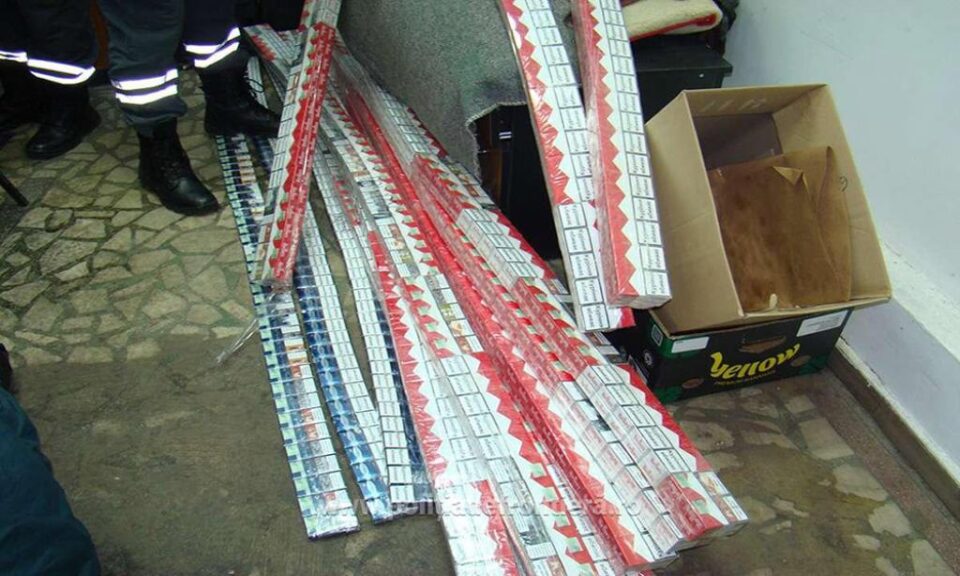 Microbuz cu „plafon de tutun”, confiscat în PTF Siret